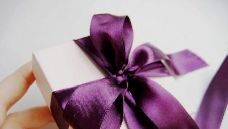 Comment attacher un ruban sur un cadeau?