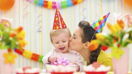 Cadeaux pour les filles pour un an: des parents, grand-mère et marraine