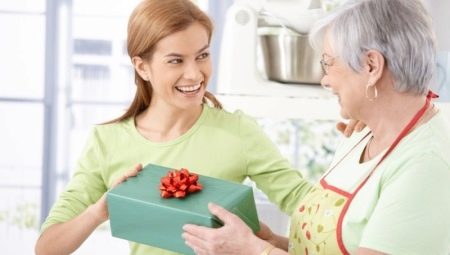 Cadeaux pour la maman à l'anniversaire: que peuvent-ils être et comment choisir l'option appropriée?