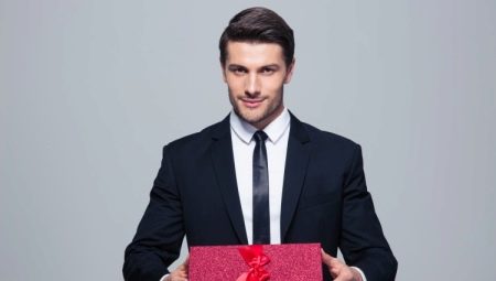 Ajándékok egy dobozban egy igazi embernek