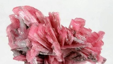 Rhodonite: qu'est-ce que c'est, qui est approprié, propriétés et valeur