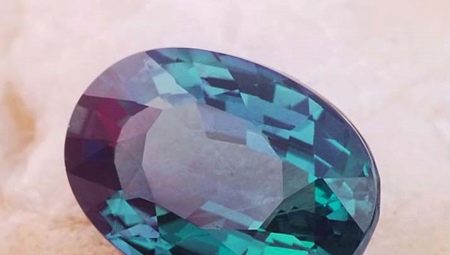 Alexandrite synthétique: description, propriétés et différence avec le naturel