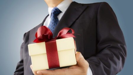 Az eredeti ajándékok listája az igazgatónak a csapatból