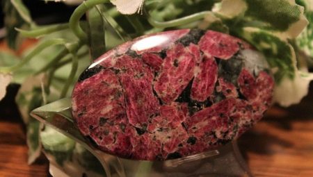 Eudialyte: types, propriétés, à qui convient-il?