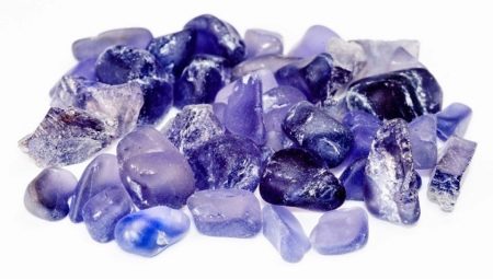 Iolite: description, signification et propriétés d'une pierre