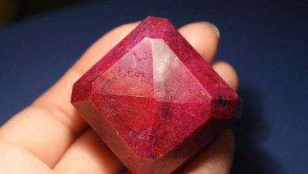 Rubis artificiel: de quoi s'agit-il et comment le distinguer de la pierre naturelle?
