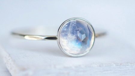 Comment distinguer la pierre de lune naturelle?