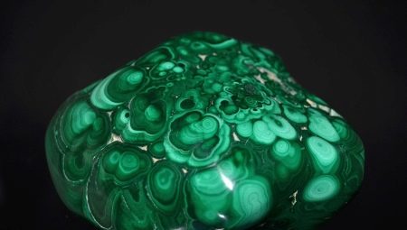 Malachite: propriétés, à quoi cela ressemble-t-il, où est-il extrait et à qui convient-il?