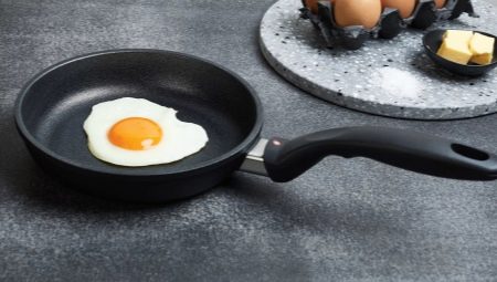 Types et sélection de casseroles pour œufs brouillés