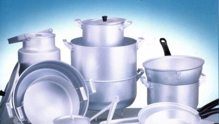 Plats en aluminium: les avantages et les inconvénients, la sélection et le nettoyage à la maison
