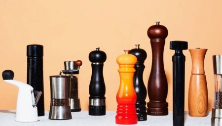 Comment ouvrir un moulin à poivre et y verser des épices?