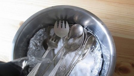 Comment nettoyer les couverts à la maison?