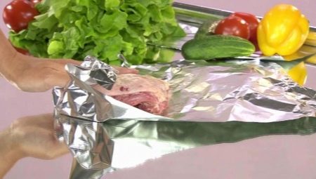 De quel côté mettre la feuille de cuisson sur une plaque de cuisson?