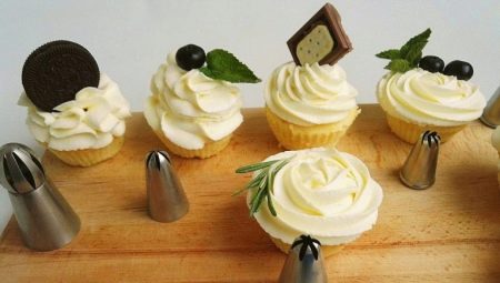 Pâtisserie gicleur-roses pour la crème