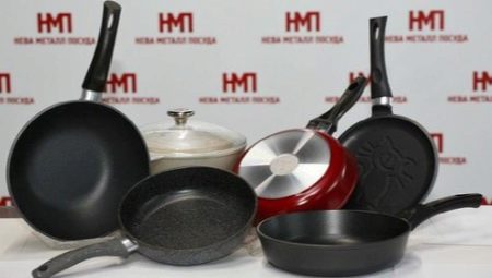 Examen des casseroles Neva en métal