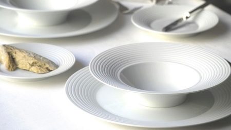 Une variété de formes de plaques