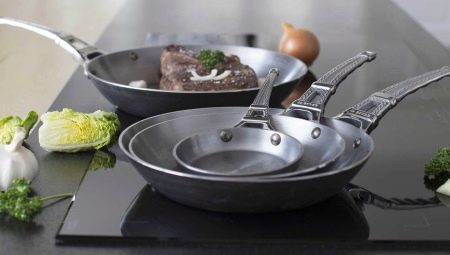 Une variété de poêles de la gamme modèle De Buyer