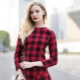 Robe à carreaux rouge - contraste saisissant