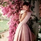 Audrey Hepburn s'habille et des robes sophistiquées dans ce style