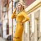 Que porter avec une robe jaune?