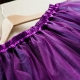 Jupe avec élastique est une chose universelle dans la garde-robe de chaque fille.