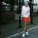 Jupe avec des baskets