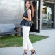 Les pantalons blancs sont la tendance de la saison.