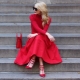 Quelles chaussures vont à la robe rouge?