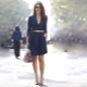 Quelles chaussures vont à la robe bleue?
