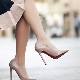 Chaussures à talons en cuir verni beige