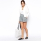 Que puis-je porter avec un short gris?