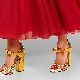 Chaussures avec une bride au talon