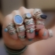 Quel doigt porte une bague?