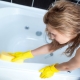 Nous nettoyons la salle de bain pour briller