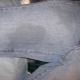 Comment laver une tâche grasse sur un jean?