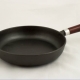 Comment nettoyer la casserole en fonte de la suie à la maison?