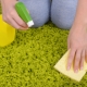 Comment nettoyer le tapis à la maison avec du soda et du vinaigre?