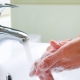 Comment laver la mousse avec les mains?