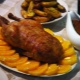 Faire des plats pour la table de fête avec leurs propres mains