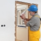 Comment essuyer la mousse de montage de la porte?