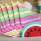 Comment joliment plié des serviettes en papier sur la table de fête?