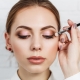 Comment choisir la forme des sourcils pour un visage ovale?