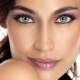 Nous choisissons le maquillage pour les yeux d'amande
