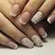 Blanc français avec un motif sur les ongles: idées originales et pertinence