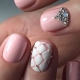 Manucure beige avec strass: des idées simples et luxueuses pour la conception des ongles