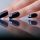 Manucure noire avec strass - éclat et mystère mystique