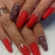 Manucure rouge pour les ongles longs