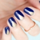 Manucure bleue avec motif doré