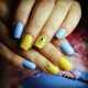 Idées de manucure aux couleurs jaune et bleu