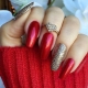 Manucure rouge avec de l'argent: idées brillantes et tendances de la mode